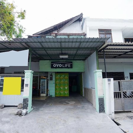 Hotel Oyo Life 2309 Kost Si Mbok Vivi Surabaya Exterior foto
