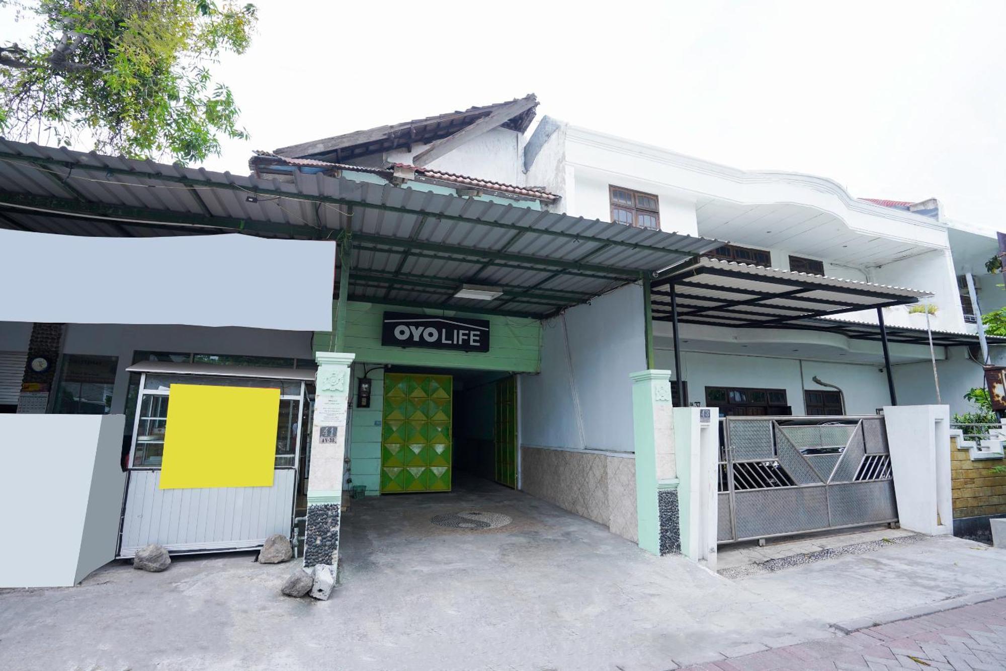 Hotel Oyo Life 2309 Kost Si Mbok Vivi Surabaya Exterior foto