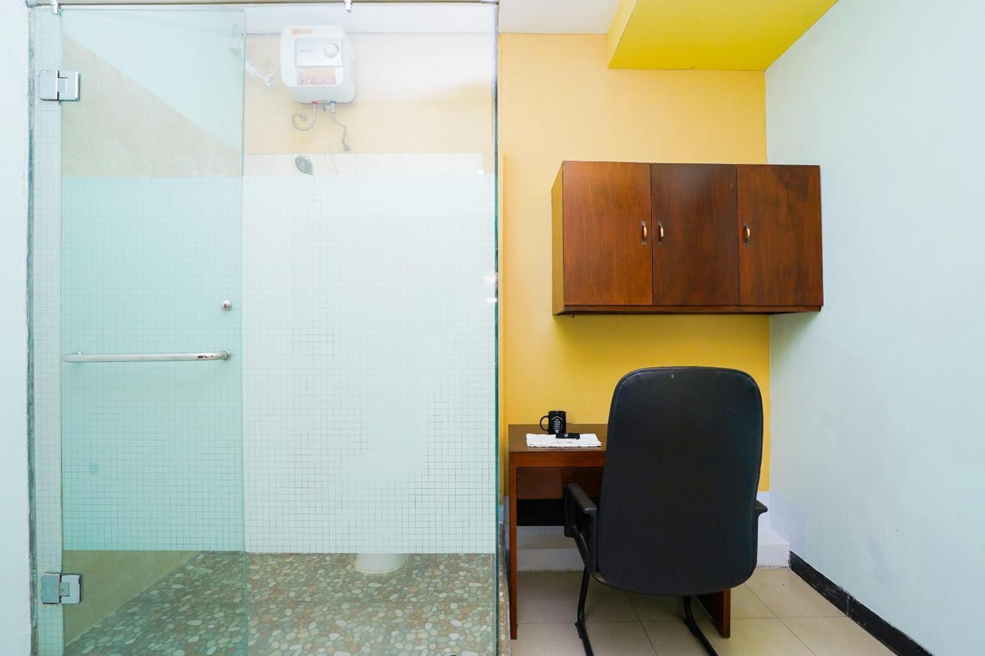Hotel Oyo Life 2309 Kost Si Mbok Vivi Surabaya Exterior foto