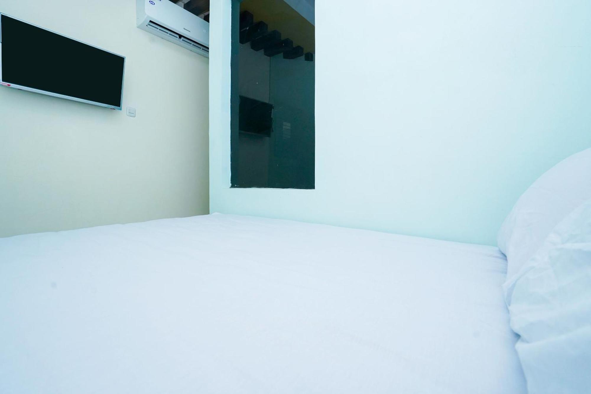 Hotel Oyo Life 2309 Kost Si Mbok Vivi Surabaya Exterior foto