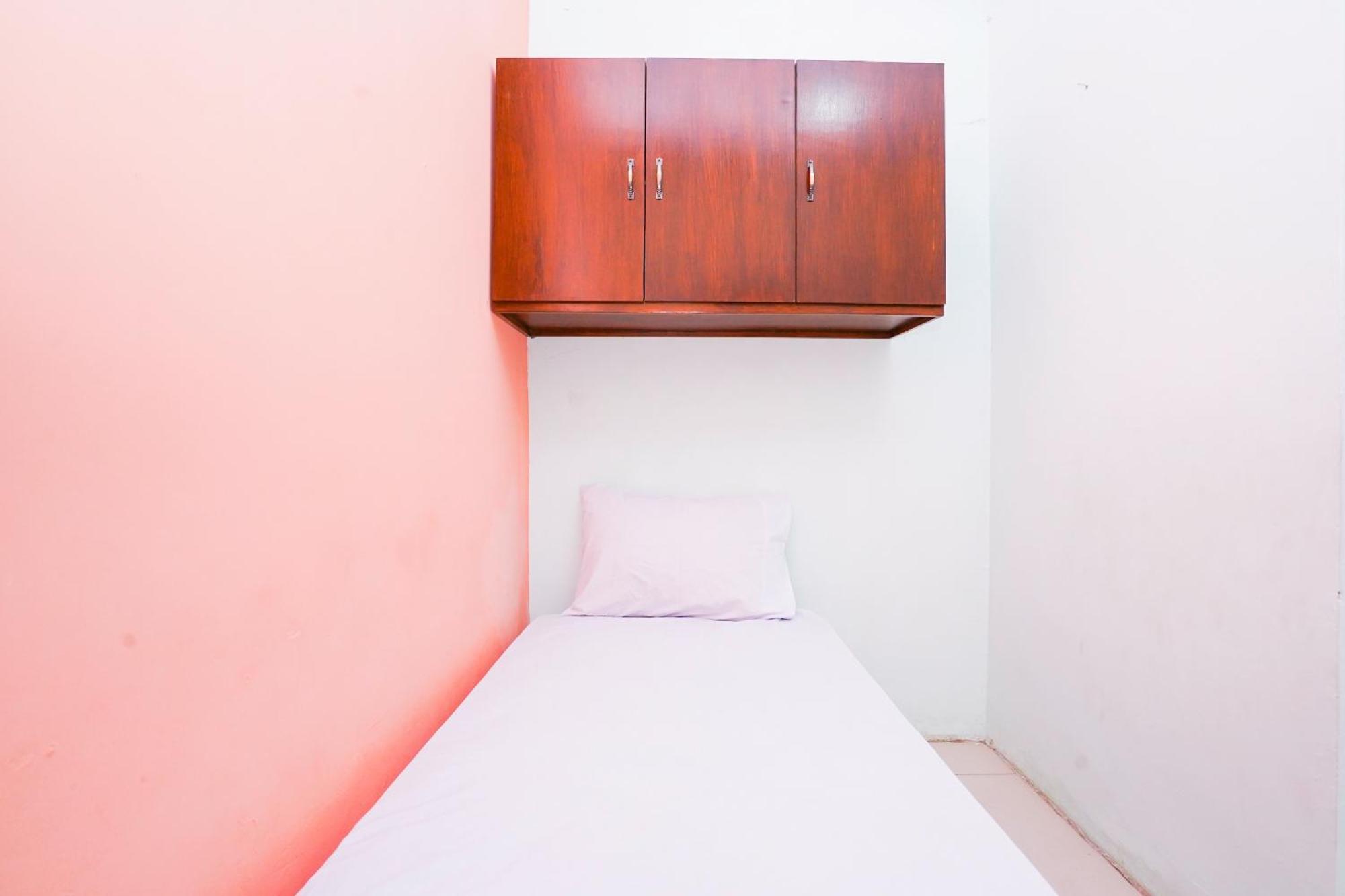 Hotel Oyo Life 2309 Kost Si Mbok Vivi Surabaya Exterior foto