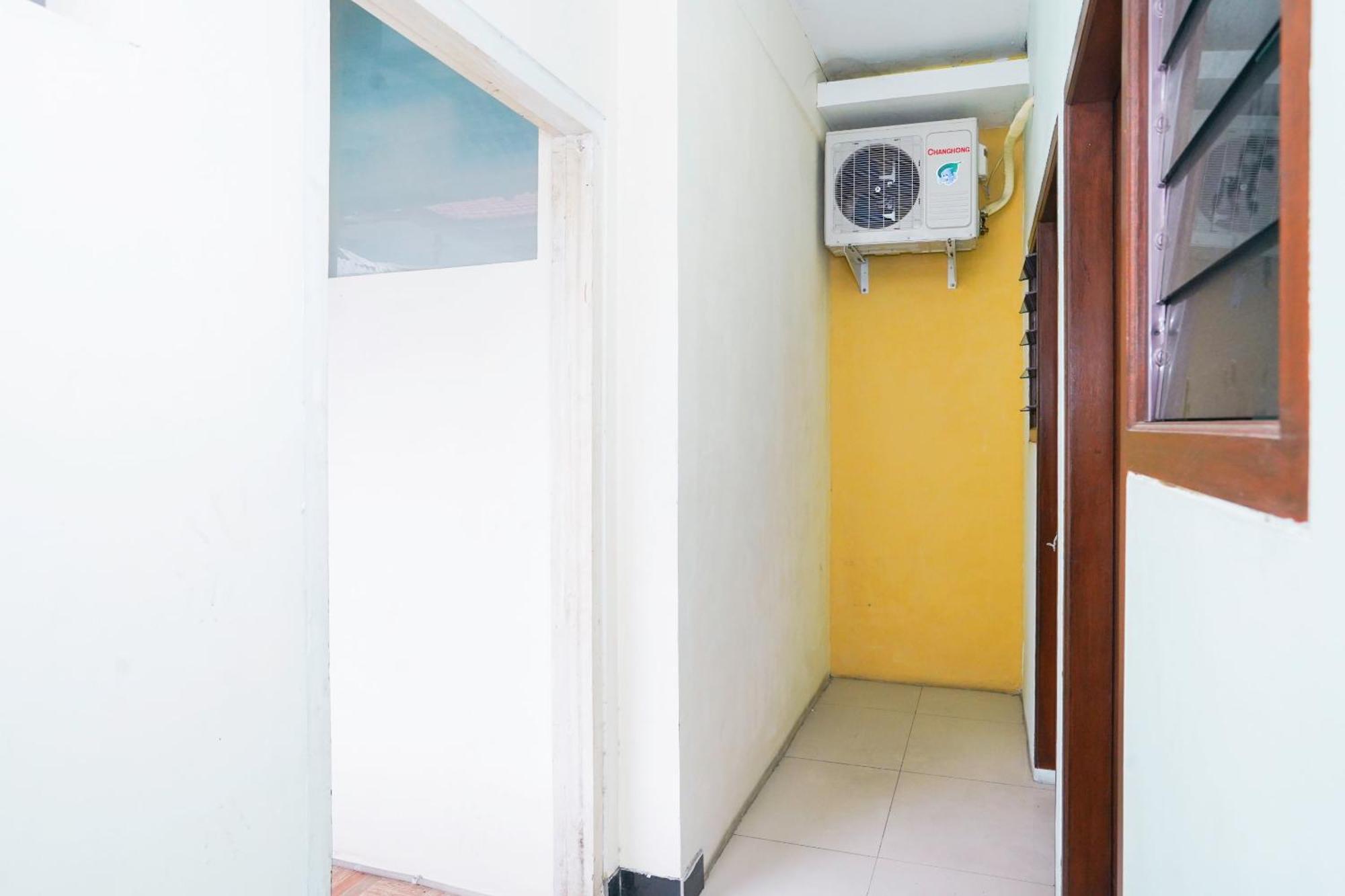 Hotel Oyo Life 2309 Kost Si Mbok Vivi Surabaya Exterior foto