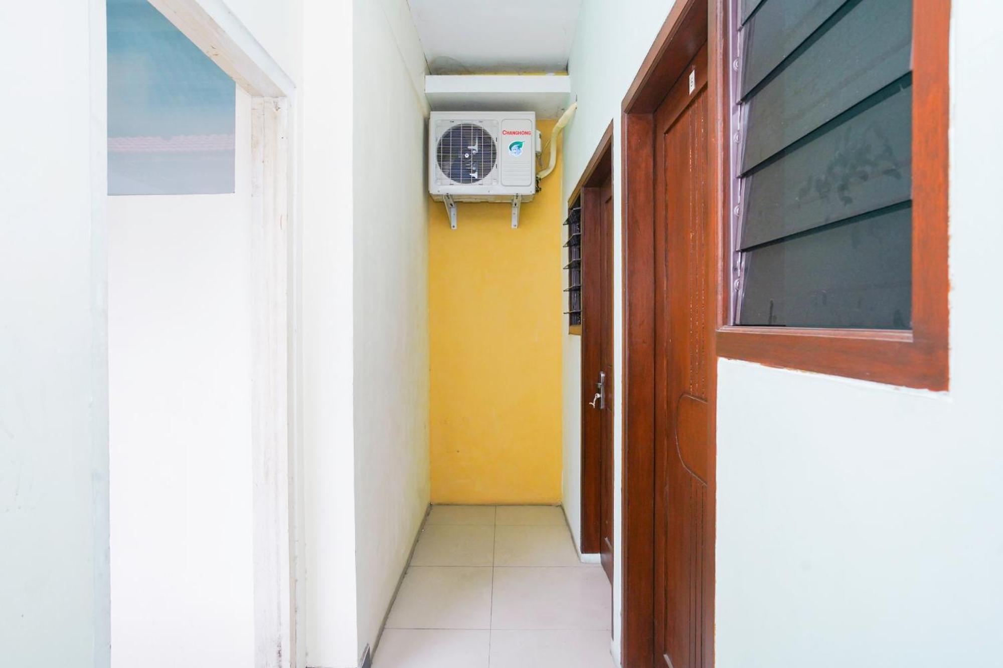 Hotel Oyo Life 2309 Kost Si Mbok Vivi Surabaya Exterior foto