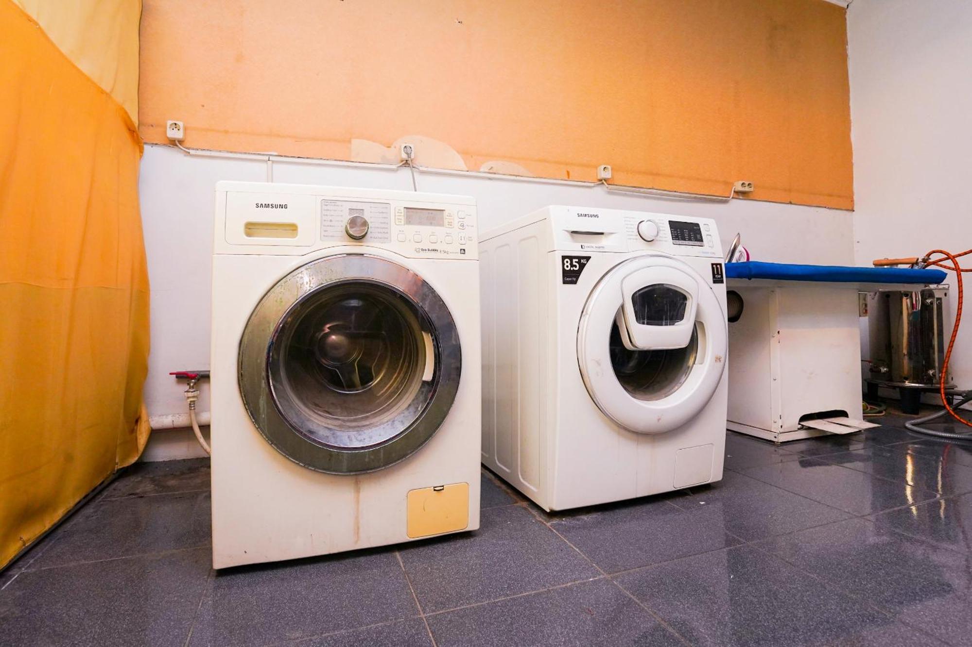 Hotel Oyo Life 2309 Kost Si Mbok Vivi Surabaya Exterior foto