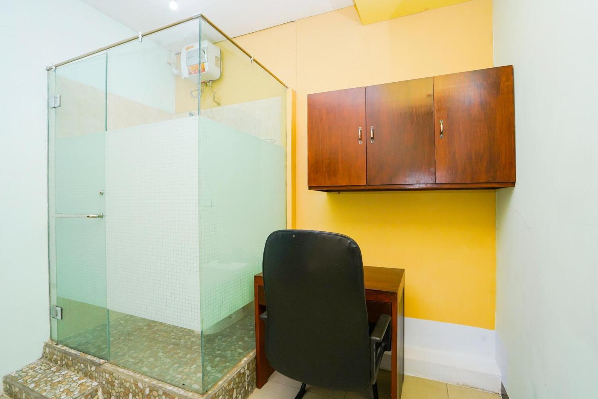 Hotel Oyo Life 2309 Kost Si Mbok Vivi Surabaya Exterior foto