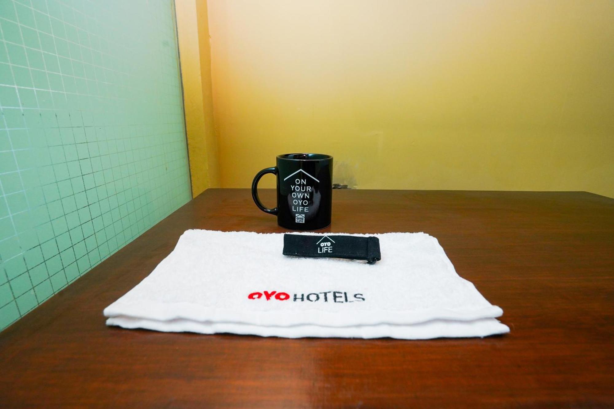 Hotel Oyo Life 2309 Kost Si Mbok Vivi Surabaya Exterior foto