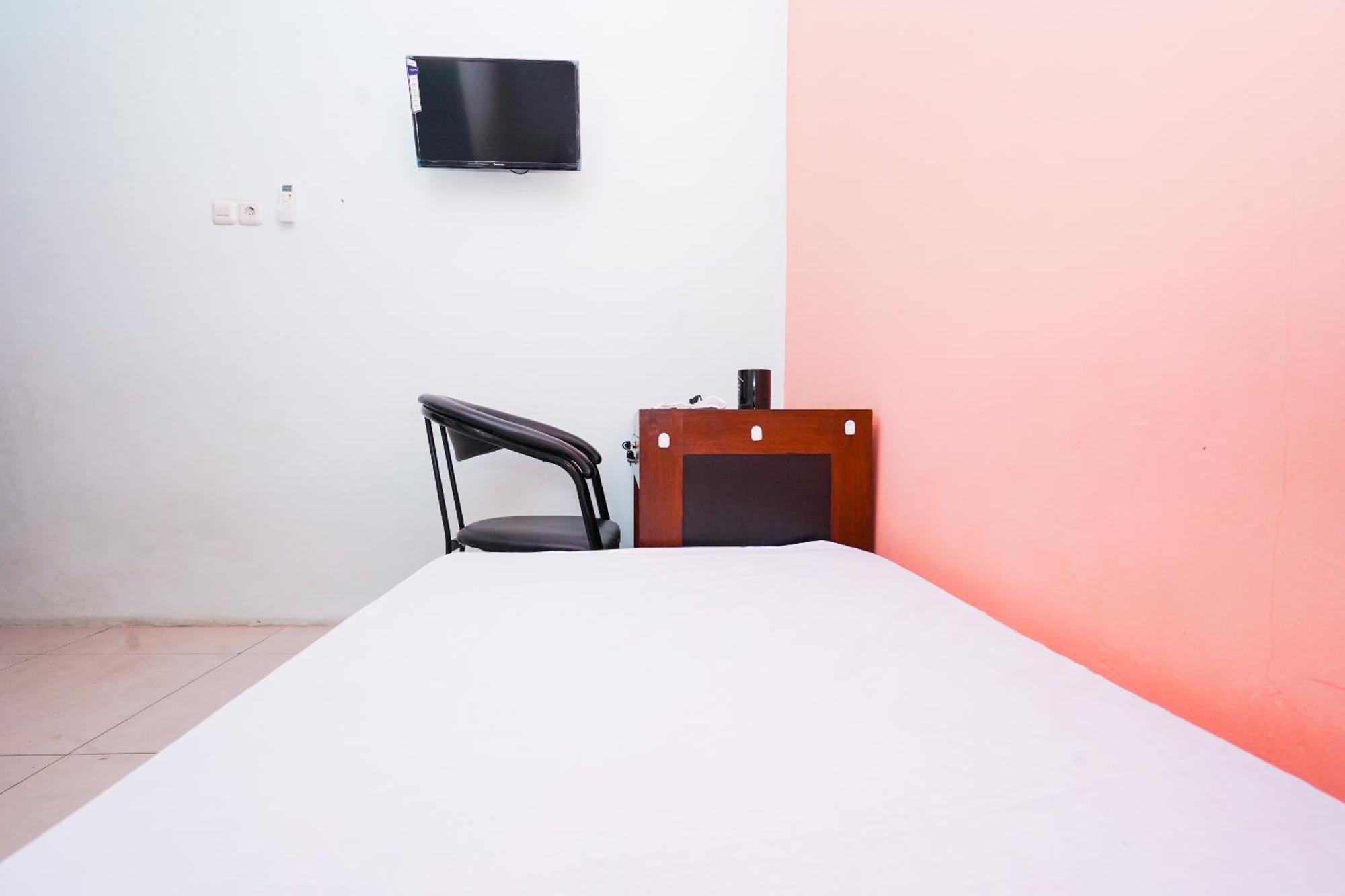 Hotel Oyo Life 2309 Kost Si Mbok Vivi Surabaya Exterior foto