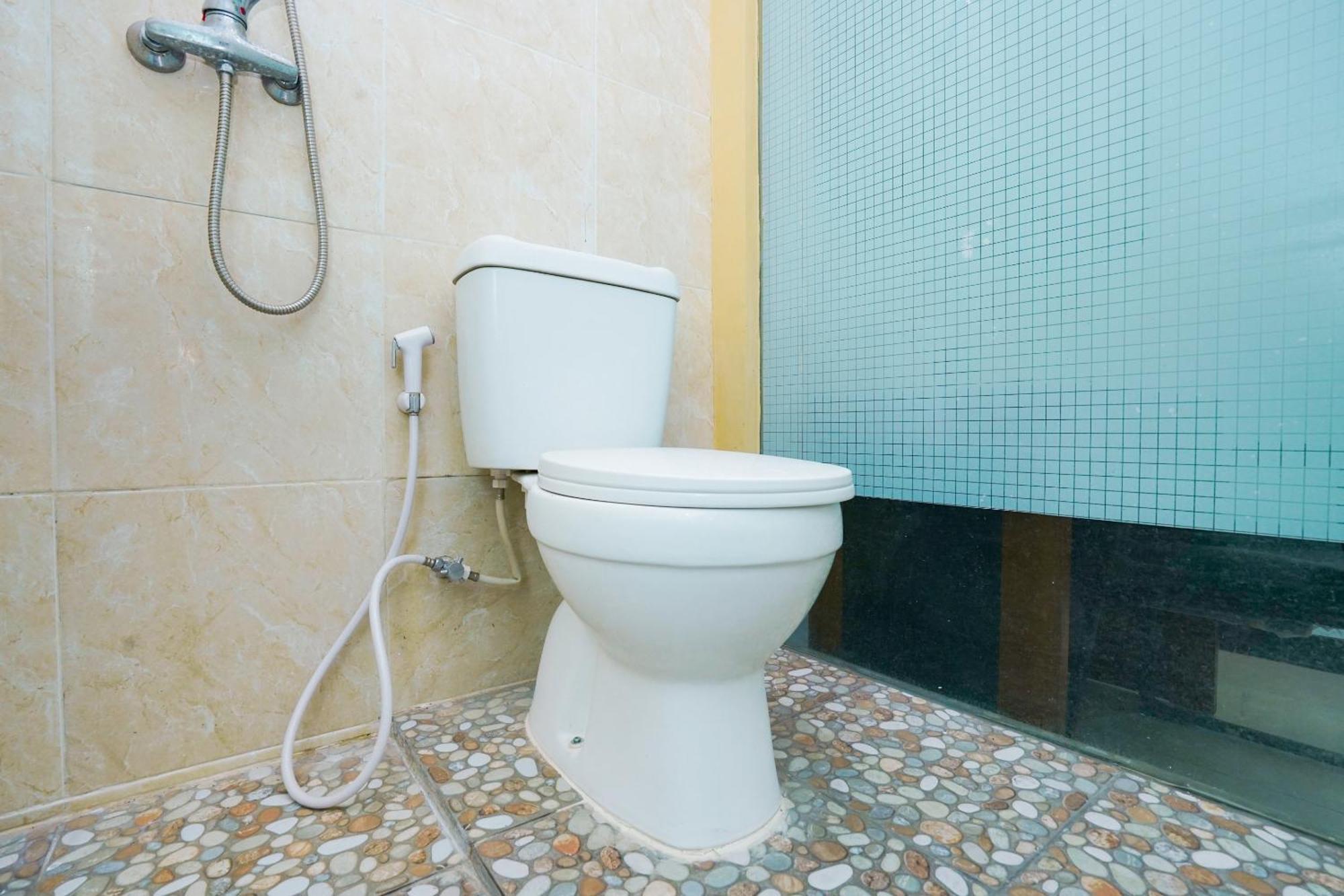 Hotel Oyo Life 2309 Kost Si Mbok Vivi Surabaya Exterior foto